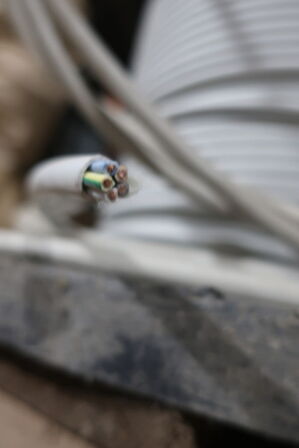 Palle med 2 stk. kabeltromler med kabel