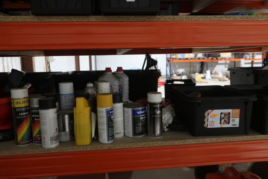 Lagerreol med div. Værktøj og varelager