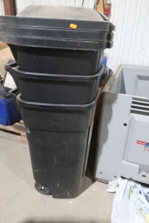 Pallekar, div. Skraldespande samt palle med indhold