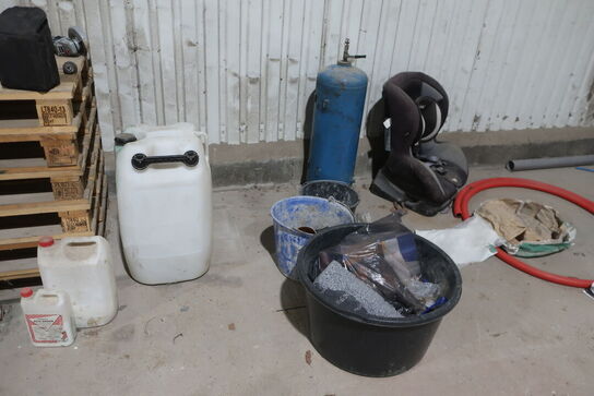 Div. Paller, dunke, autostol, murerspande, haveredskaber m.m.