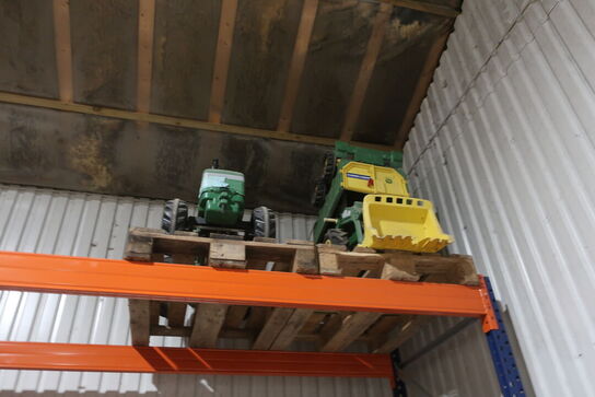 2 stk. Paller med el-legetøjstraktor JOHN DEERE med tilbehør