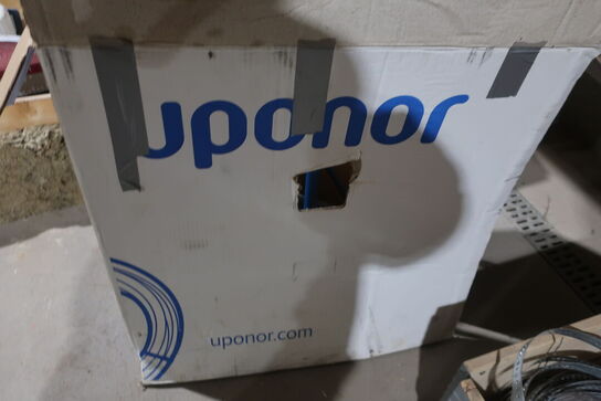 Kasse med indhold UPONOR