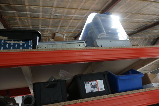 Lagerreol med div. Værktøj og varelager