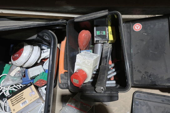 Div. Kasser med værktøj og varelager