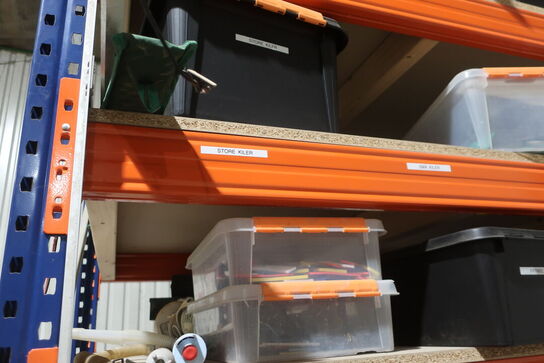 Lagerreol med div. Værktøj og varelager