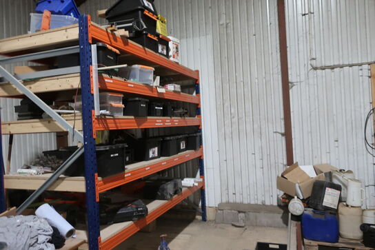 Lagerreol med div. Værktøj og varelager