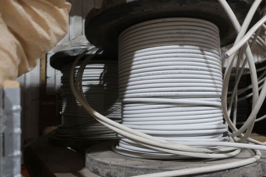 Palle med 2 stk. kabeltromler med kabel