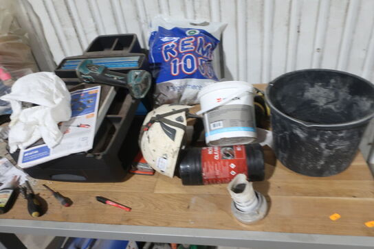 Arbejdsbord med skruestik, div. Værktøj m.m.