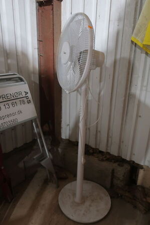 2 stk. skitte, værktøj samt gulvventilator