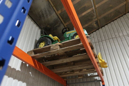 2 stk. Paller med el-legetøjstraktor JOHN DEERE med tilbehør