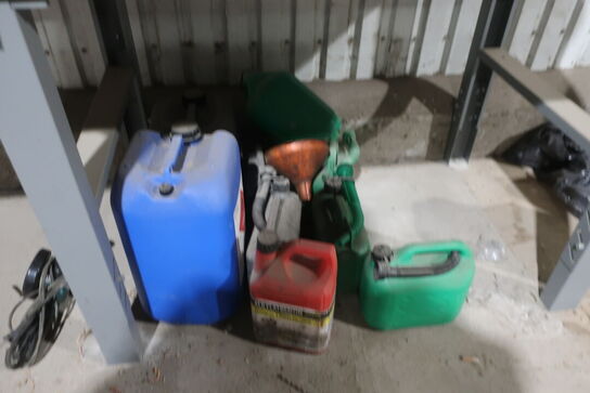 Arbejdsbord med skruestik, div. Værktøj m.m.