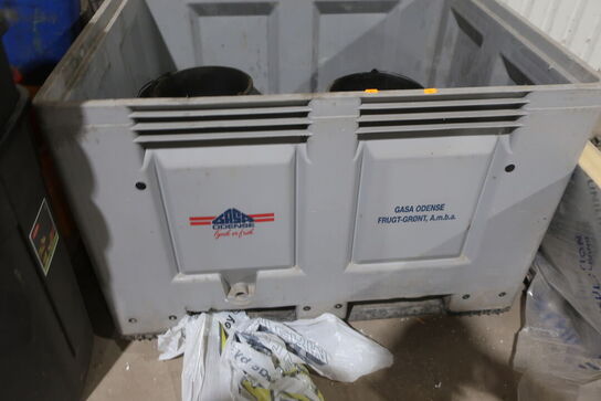 Pallekar, div. Skraldespande samt palle med indhold