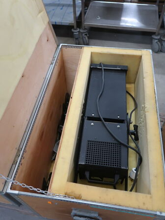 3 stk. PLYFA kasse med 6 stk. scenelamper