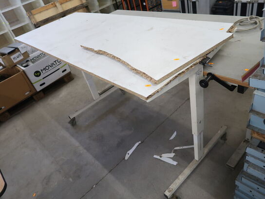 2 stk. Arbejdsborde med manuel hejs (den ene bordplade er klækket)