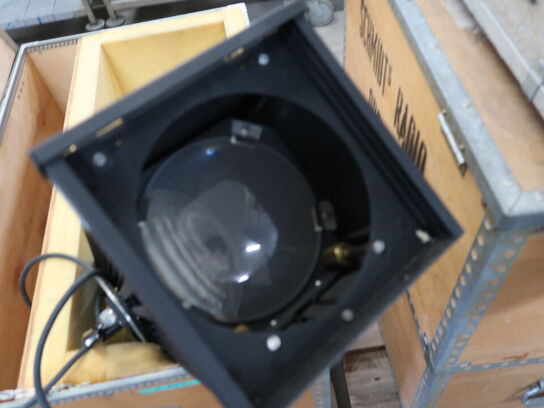 3 stk. PLYFA kasse med 6 stk. scenelamper