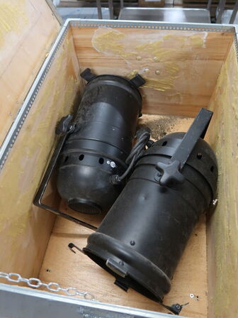 3 stk. PLYFA kasse med 6 stk. scenelamper