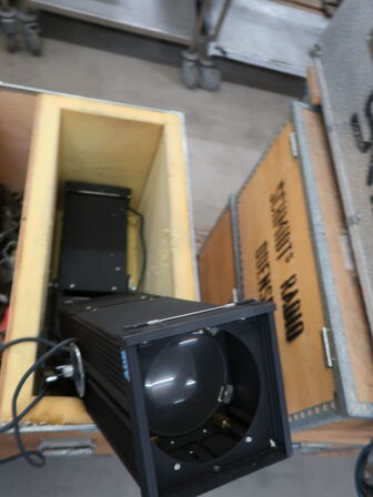 3 stk. PLYFA kasse med 6 stk. scenelamper