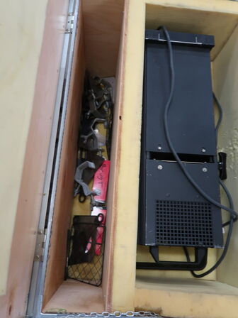 3 stk. PLYFA kasse med 6 stk. scenelamper