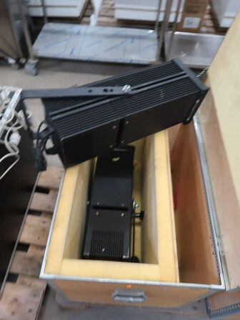 3 stk. PLYFA kasse med 6 stk. scenelamper