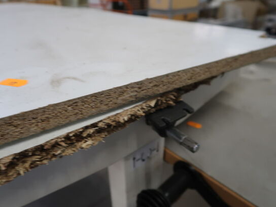 2 stk. Arbejdsborde med manuel hejs (den ene bordplade er klækket)