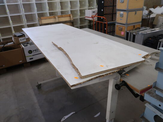 2 stk. Arbejdsborde med manuel hejs (den ene bordplade er klækket)