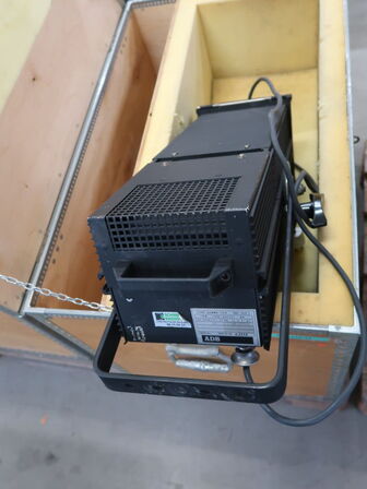 3 stk. PLYFA kasse med 6 stk. scenelamper