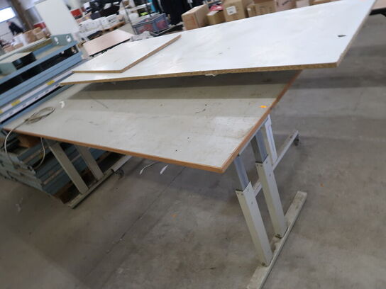 2 stk. Arbejdsborde med manuel hejs (den ene bordplade er klækket)