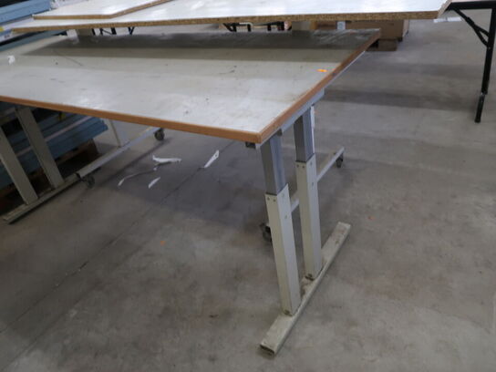 2 stk. Arbejdsborde med manuel hejs (den ene bordplade er klækket)