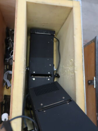 3 stk. PLYFA kasse med 6 stk. scenelamper