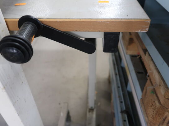 2 stk. Arbejdsborde med manuel hejs (den ene bordplade er klækket)