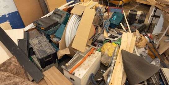 Diverse værktøjer, byggematerialer