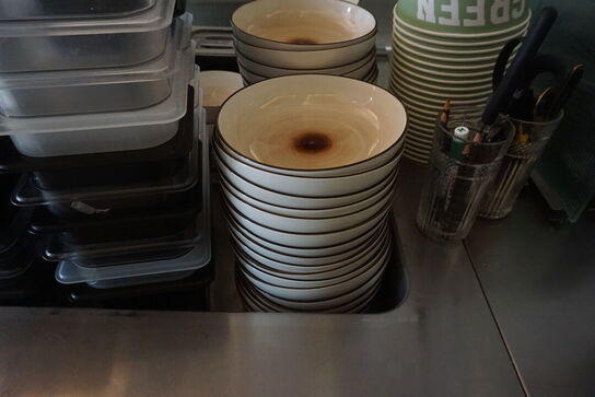 Parti tallerkner, cambrobakker, m.v.  