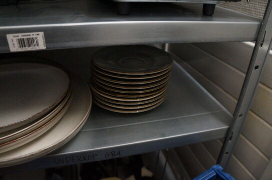 Reol med indhold af diverse service