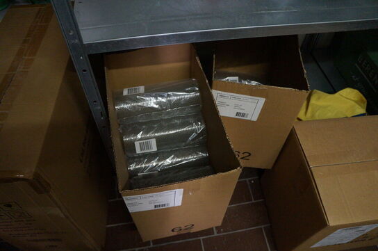 2 stk. reoler med indhold