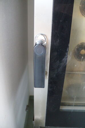 Ovn  75X75 CM  Bemærk emhætte skal muligvis også pilles af 