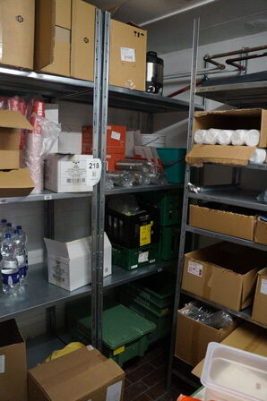 2 stk. reoler med indhold