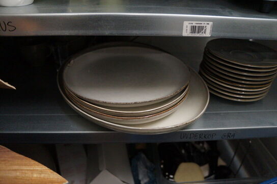 Reol med indhold af diverse service