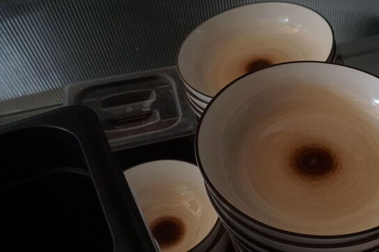 Parti tallerkner, cambrobakker, m.v.  