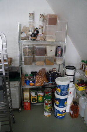 6 stk. reoler med indhold