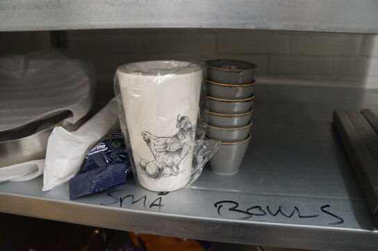 Reol med indhold af diverse service