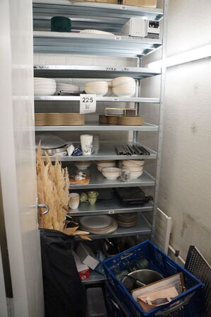 Reol med indhold af diverse service