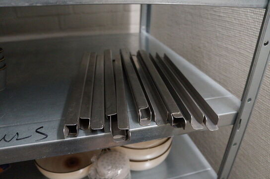 Reol med indhold af diverse service