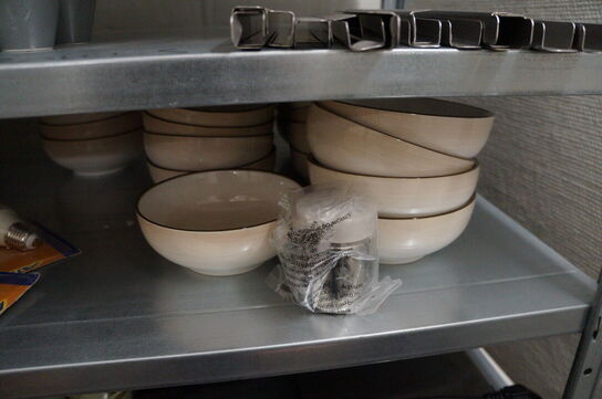 Reol med indhold af diverse service