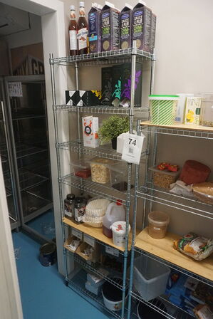 2 stk. reoler med indhold  