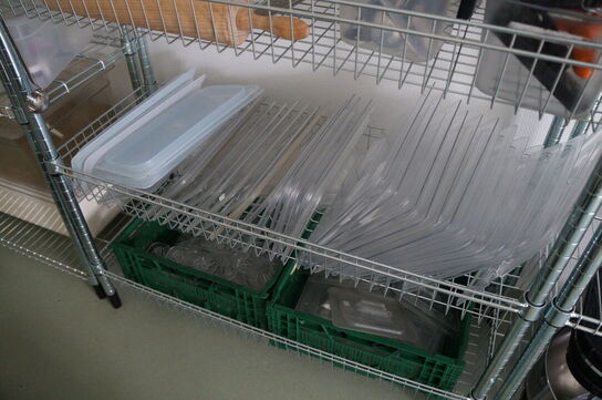 6 stk. reoler med indhold