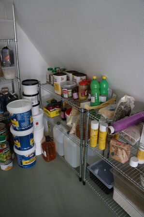 6 stk. reoler med indhold