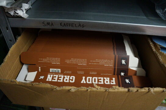 2 stk. reoler med indhold