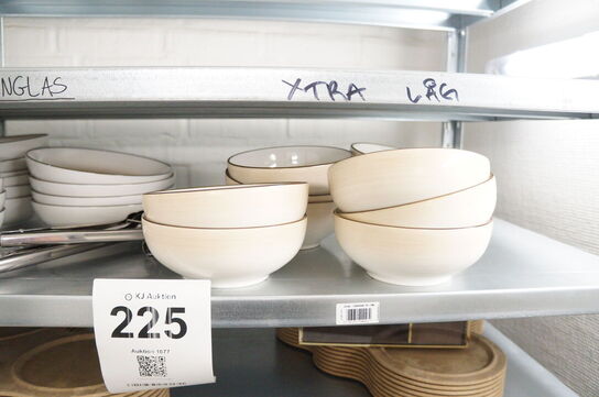 Reol med indhold af diverse service