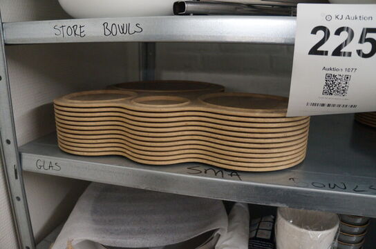 Reol med indhold af diverse service