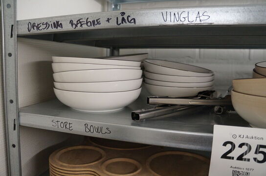 Reol med indhold af diverse service